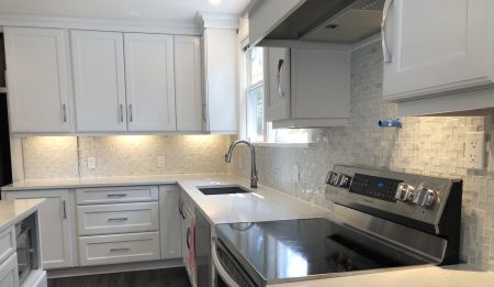 White Marble and Glass Mosaic Tile Backsplash - Maplewood
