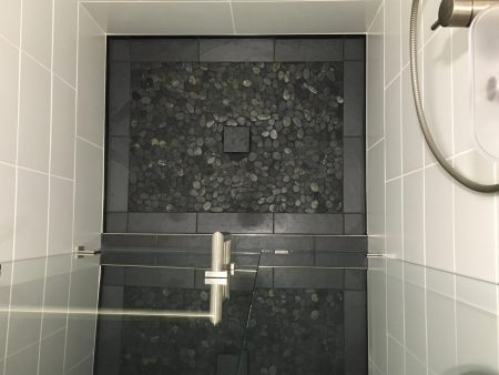 Pebble Shower Pan with Slate Border - Mt. Newton
