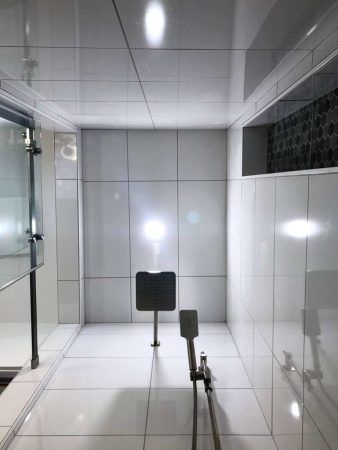 Ravens Nest B&amp;B Tile Shower - Shawnigan - Ceiling